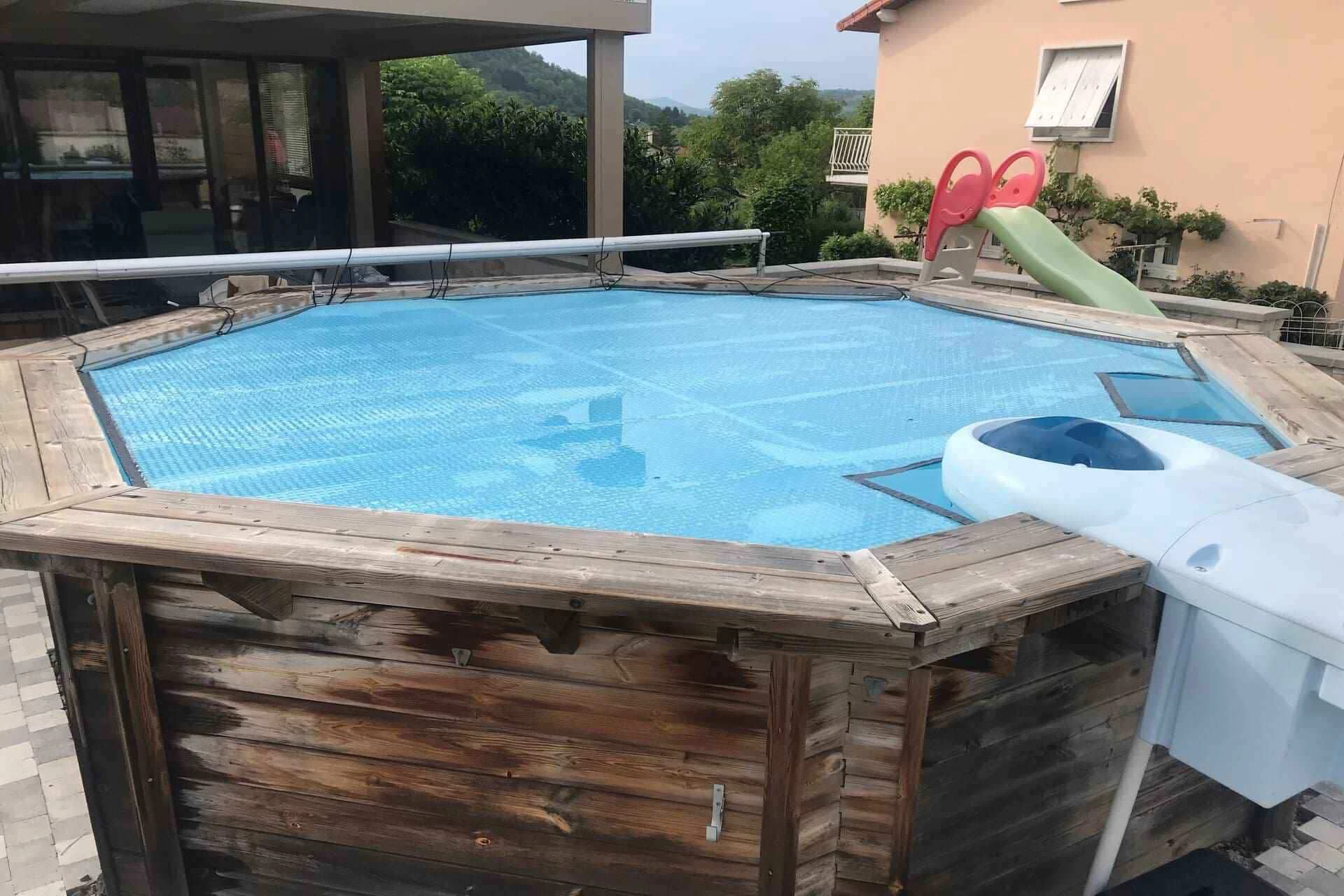 Bâche solaire de piscine, Protection contre les UV, isolation